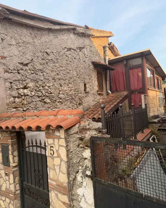 The stone house of Le Stanze di Pescorocchiano, in the village