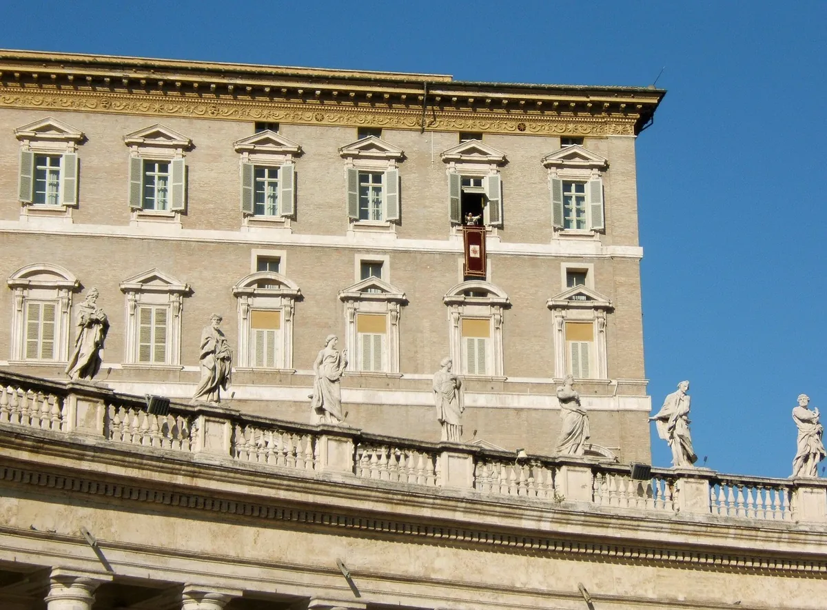 La finestra del Palazzo Apostolico affacciata su Piazza San Pietro durante l'Angelus