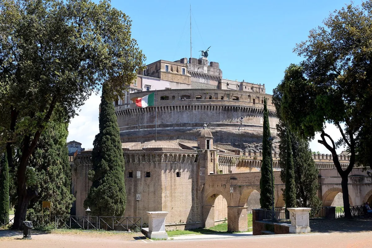 Castel Sant'Angelo con le arcate del Passetto di Borgo che lo collega al Vaticano