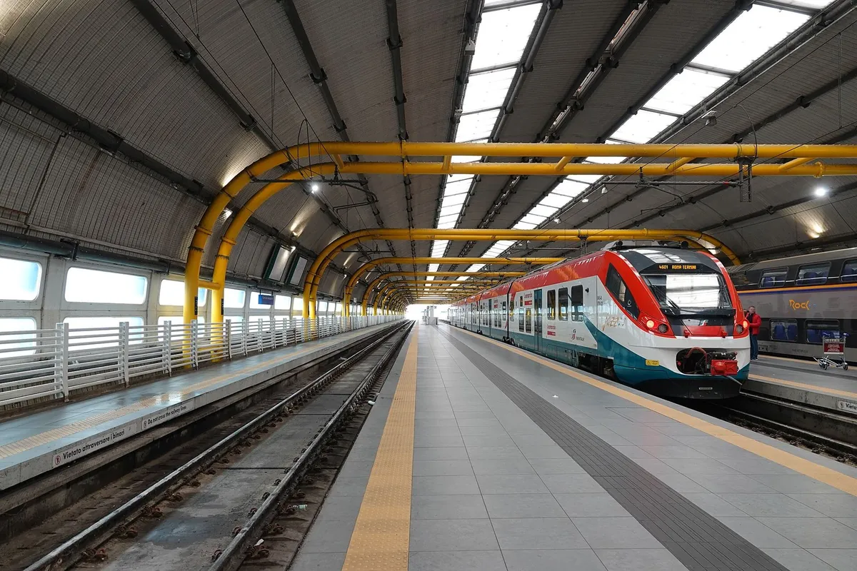 Il treno Leonardo Express in sosta al binario della stazione Fiumicino Aeroporto