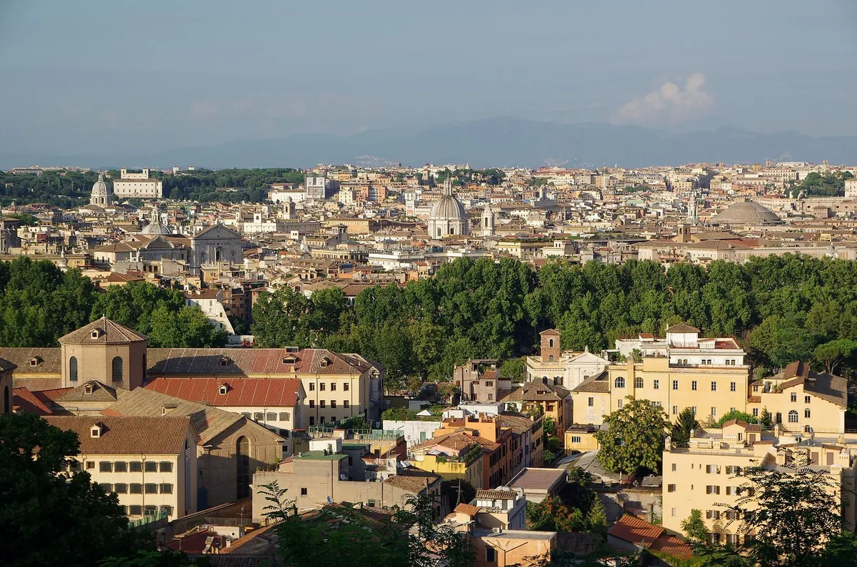 Panorama dei tetti e delle cupole di Roma visti dal Gianicolo, con i colli sullo sfondo