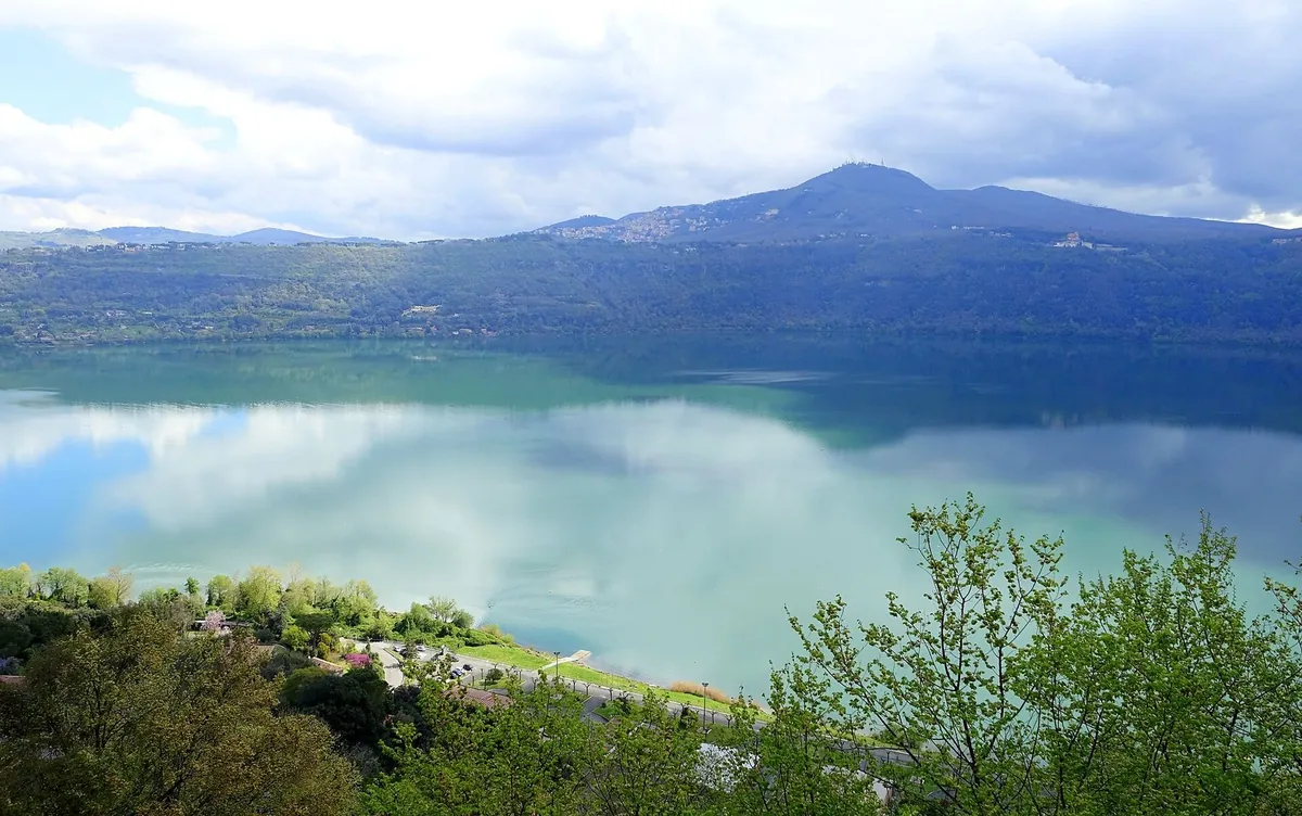 Il lago Albano visto da Castel Gandolfo, con il Monte Cavo sullo sfondo (Castelli Romani)