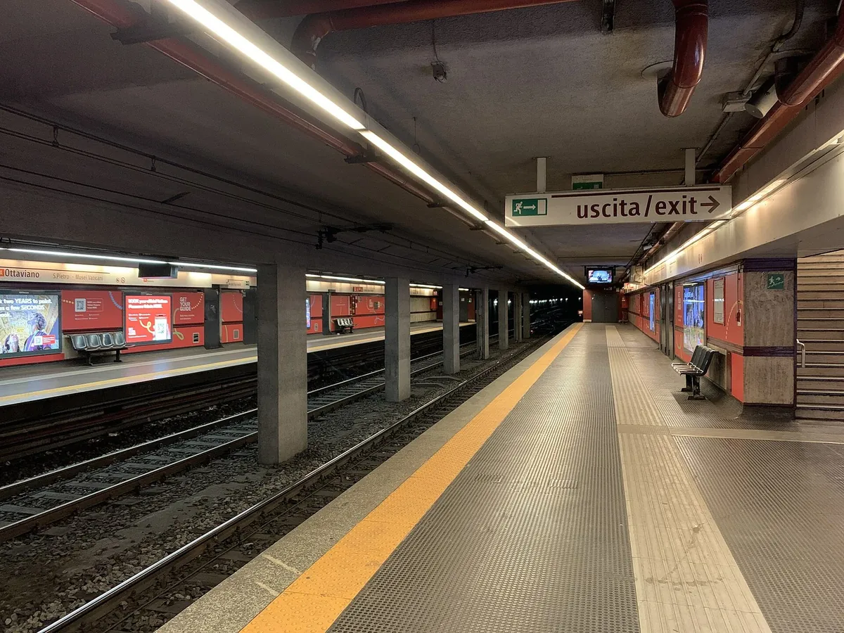 Banchina della stazione Ottaviano della metro A di Roma, fermata per San Pietro e i Musei Vaticani