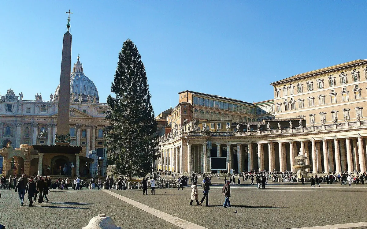 L'albero di Natale accanto all'obelisco in Piazza San Pietro, con la basilica e il colonnato