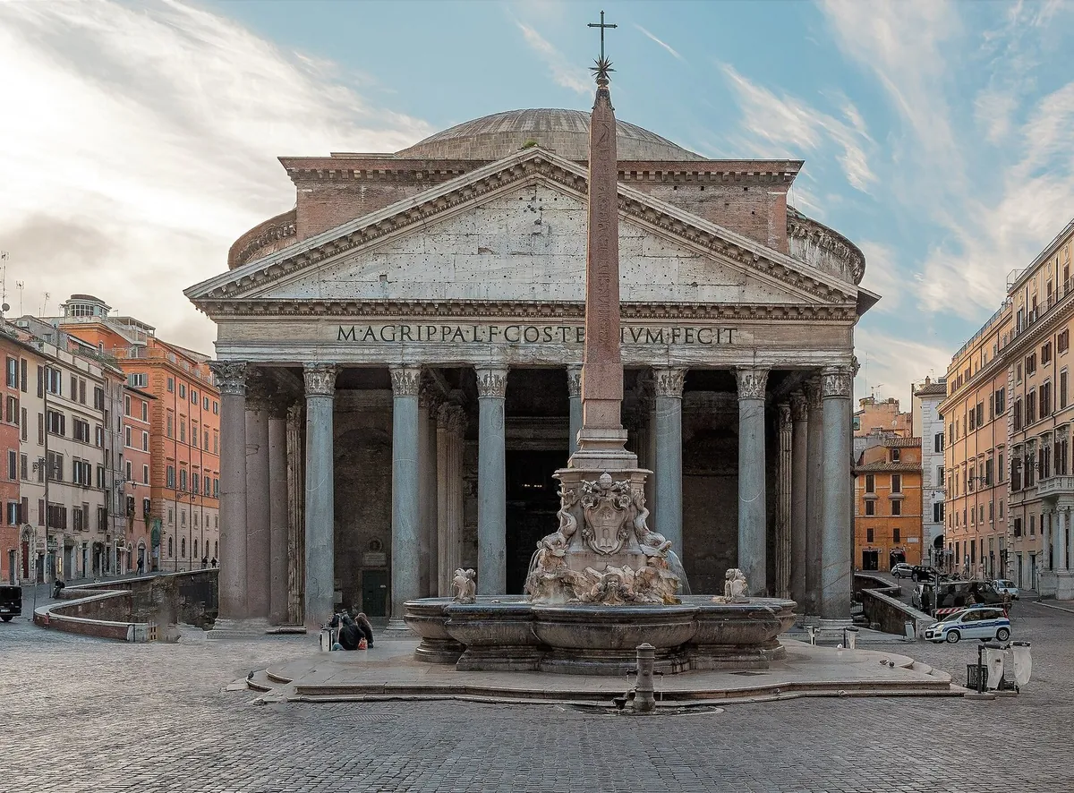 Facciata del Pantheon su Piazza della Rotonda, con la fontana e l'obelisco