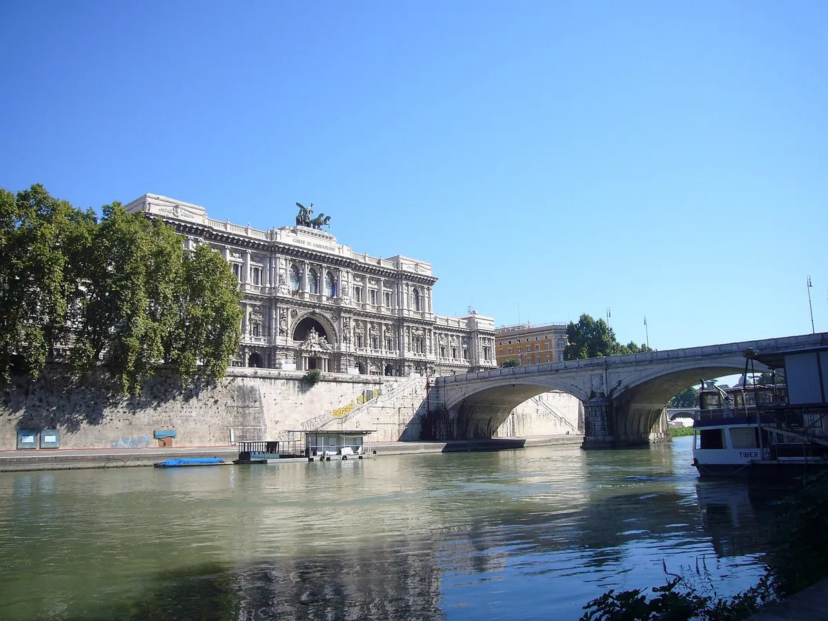 Il Palazzo di Giustizia e Ponte Umberto I visti dalla banchina del Tevere