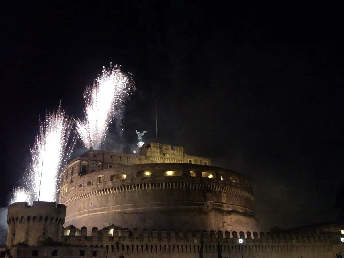 Fuochi d'artificio della Girandola sopra Castel Sant'Angelo illuminato di notte