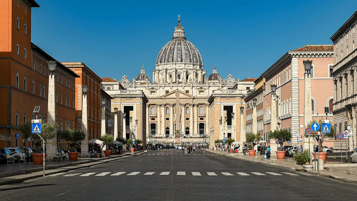 Via della Conciliazione nel rione Borgo, con la Basilica di San Pietro sul fondo