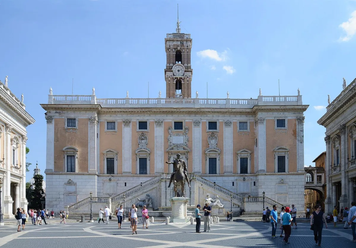 Palazzo Senatorio in Piazza del Campidoglio, sede del Comune di Roma, con la statua di Marco Aurelio