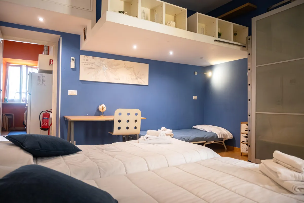 Camera blu con letto matrimoniale e letto singolo