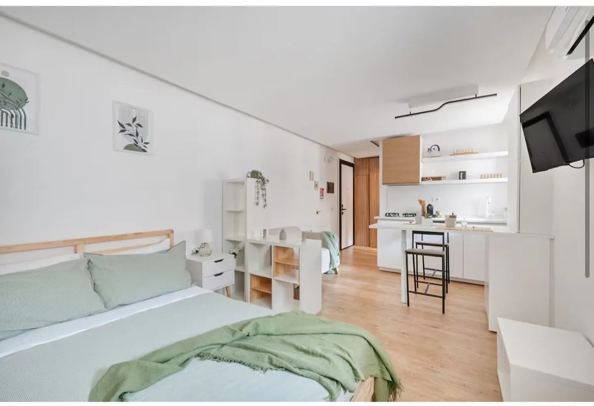 Vista d'insieme del monolocale dal letto verso la cucina