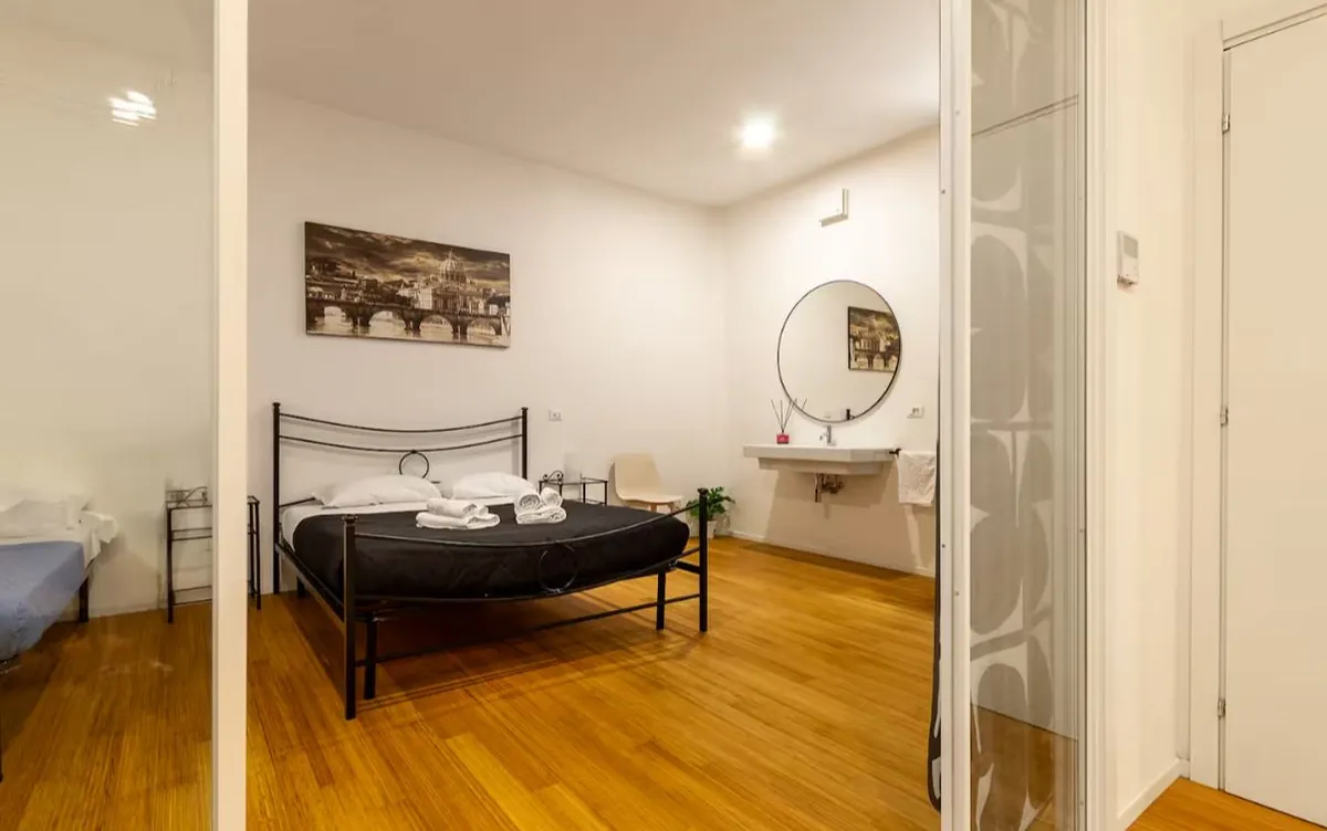 Camera con letto matrimoniale in ferro battuto, appartamento in Via Angelo Emo
